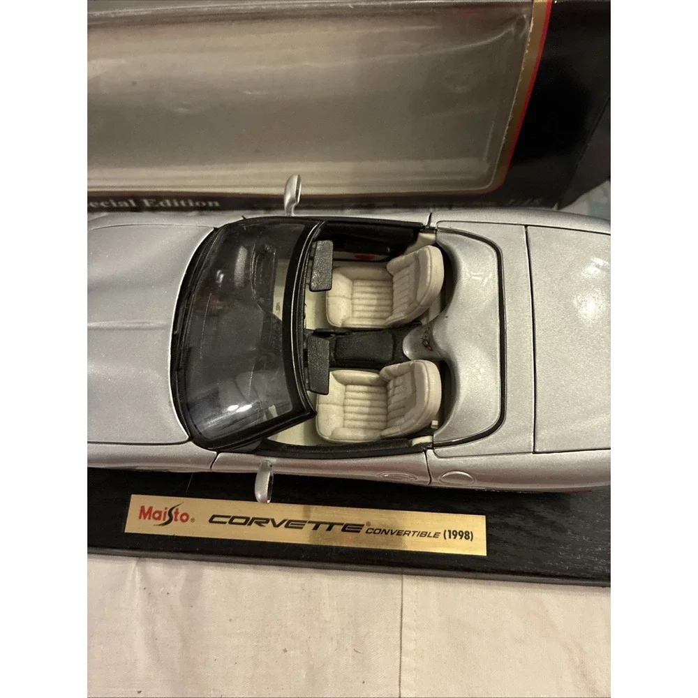 MAISTO 1998 CHEVROLET CORVETTE CONVERTIBLE SILVER SPECIAL EDITION 1:18 In Box